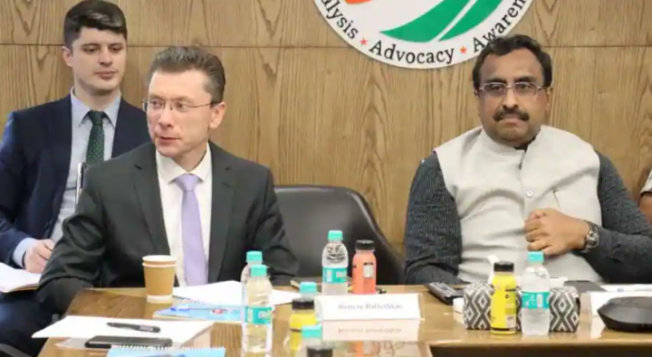 Roman Babushkin (kiri), Wakil Kepala Misi Rusia, dan Dr Ram Madhav dari India Foundation (kanan) di acara BRICS di Delhi /WION