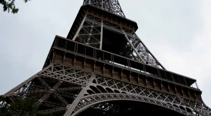 Gambar menunjukkan Menara Eiffel di Paris /Reuters