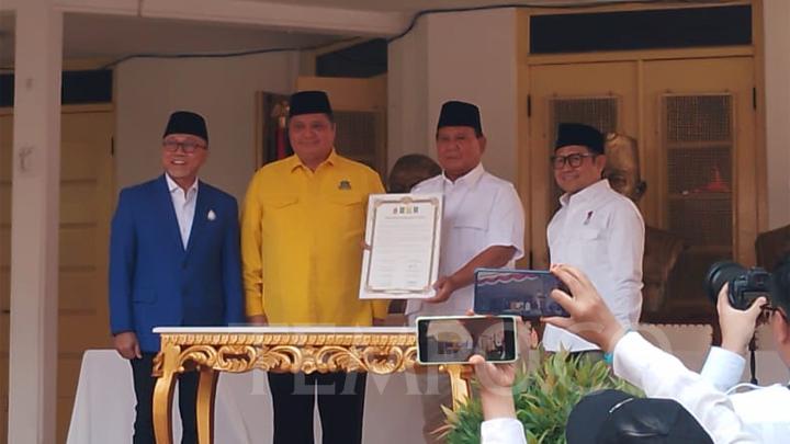 Penampakan busana kembar Ketua Umum Partai Kebangkitan Bangsa (Ketum PKB) Muhaimin Iskandar atau Cak Imin dan Ketum Partai Gerindra Prabowo Subianto. Sumber: tempo.co