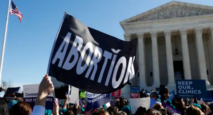 Unjuk rasa pro-aborsi di depan Mahkamah Agung AS di Washington DC /Reuters