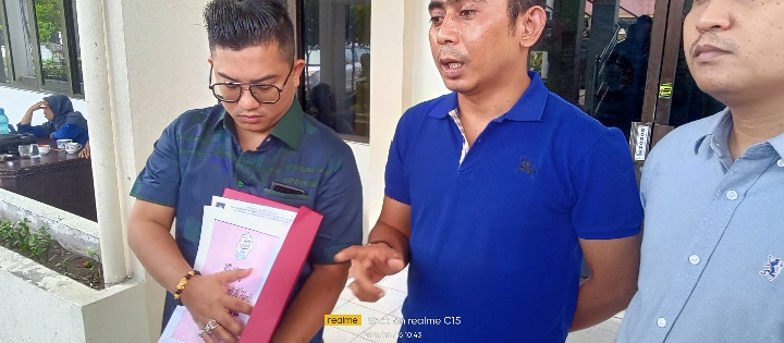  Mirwan (kiri) bersama orang tua murid (tengah ) melaporkan SD IT Imam Syafi'i ke PPA provinsi Riau 
