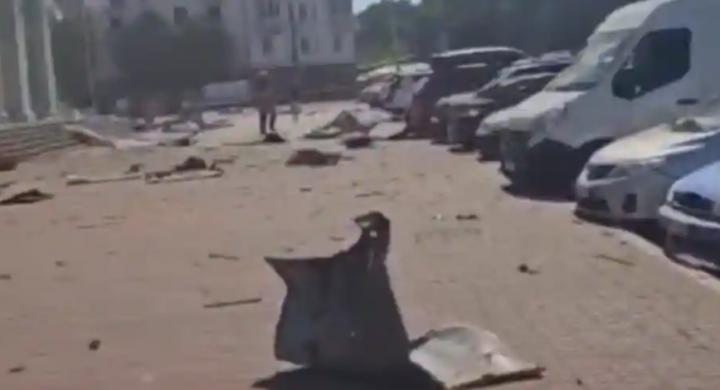 Hasil screenshot dari video amatir saat serangan udara terjadi di Ukraina /Twitter
