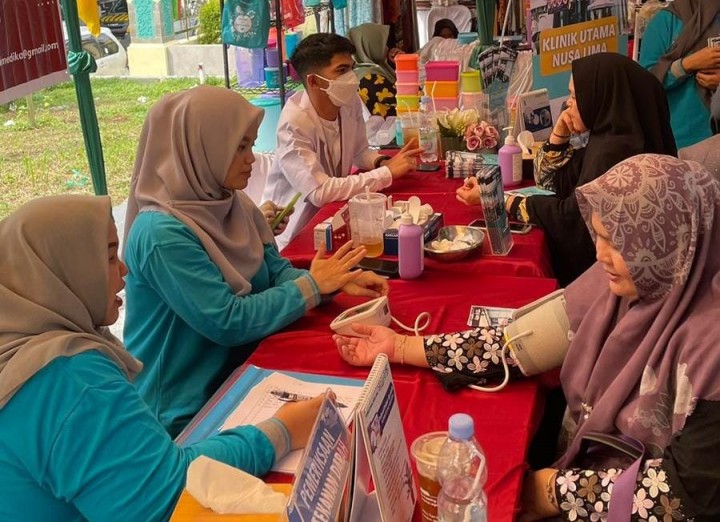 Masyarakat Kota Pekanbaru tengah memeriksa kesehatan di program pemeriksaan dan konsultasi kesehatan gratis yang diselenggarakan Nusalima Medika, anak perusahaan PT Perkebunan Nusantara V yang bergerak di bidang layanan kesehatan.
