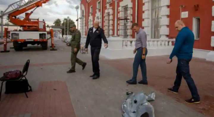 Gubernur Kursk dekat stasiun kereta api yang rusak /Reuters