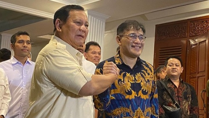 Aksi politikus PDI Perjuangan Budiman Sudjatmiko yang memberikan dukungan kepada Ketua Umum Partai Gerindra Prabowo Subianto sebagai bakal capres 2024. Sumber: TV One