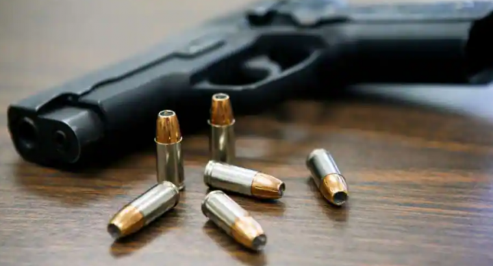 Gambar representasi pistol dengan peluru /net