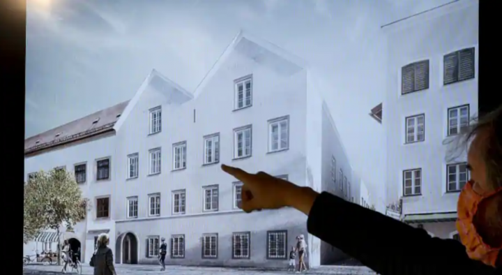 Rencana yang dipilih untuk mendesain ulang arsitektur rumah kelahiran Adolf Hitler sedang ditampilkan di layar /AFP