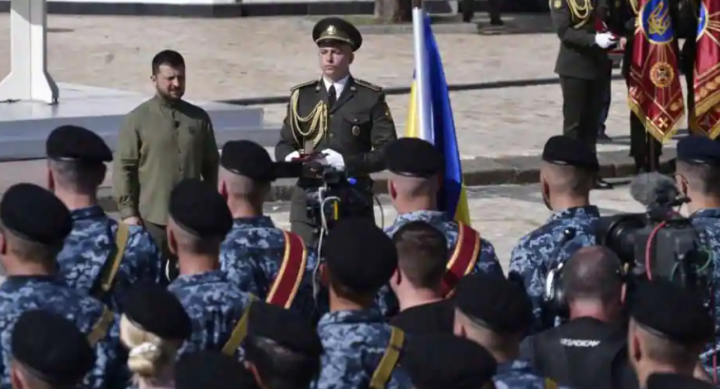 Presiden Ukraina Volodymyr Zelensky (kiri) memberikan penghargaan kepada seorang prajurit Ukraina selama upacara menandai Hari Kemerdekaan Ukraina, di Kyiv pada 24 Agustus 2023, di tengah invasi Rusia ke Ukraina /AFP