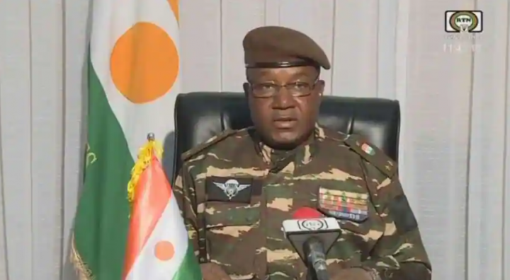 Tangkapan layar video dari ORTN - Télé Sahel dari Juli 2023 ini menunjukkan Jenderal Abdourahamane Tiani, orang kuat baru Niger, berbicara di televisi nasional dan membacakan pernyataan sebagai 'Presiden Dewan Nasional untuk Perlindungan Tanah Air', setelah penggulingan Presiden terpilih Mohamed Baz