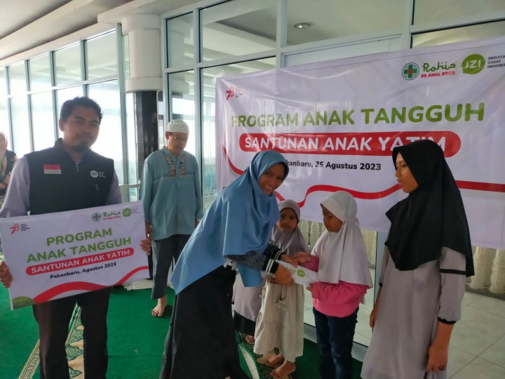 Rumah Sakit Awal Bros Sudirman bersama IZI Riau Santuni Santuni Anak Yatim