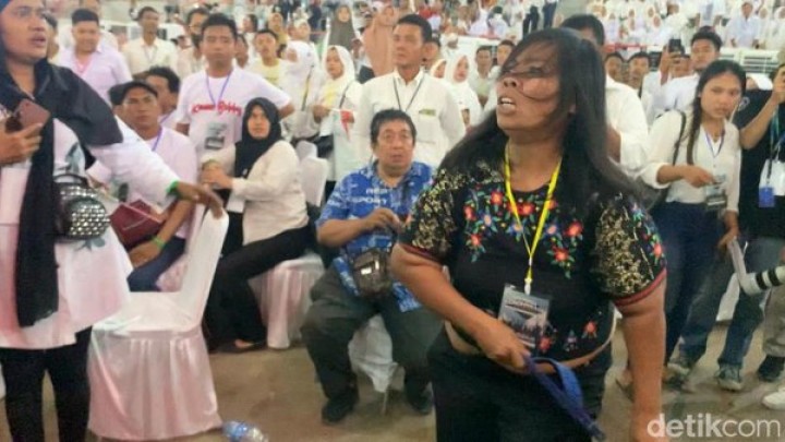 Waduh! Wanita Ini Nekat Siram Air dan Lempar Jokowi di Acara Bobby. (detik.com/Foto)