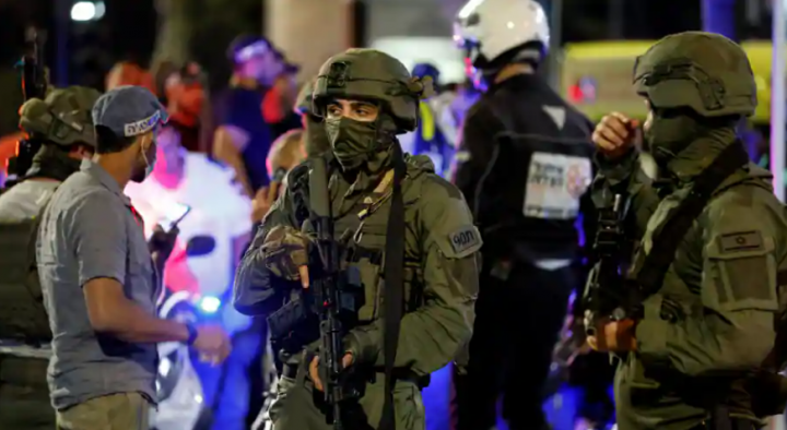 Petugas keamanan Israel mengamankan tempat kejadian yang dikatakan polisi Israel sebagai serangan penikaman di Yerusalem /Reuters