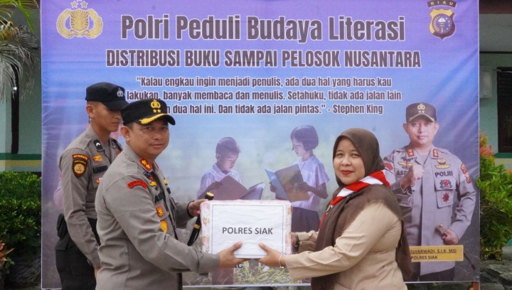 Polri Peduli Budaya Literasi, Polres Siak Bagikan Buku Kepada Pelajar di Kecamatan Dayun
