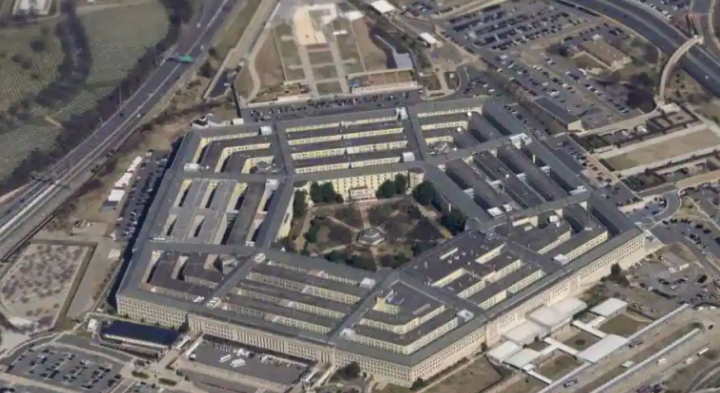 Pentagon terlihat dari Air Force One saat terbang di atas Washington, 2 Maret 2022. Pentagon telah meluncurkan sebuah situs web untuk memberikan informasi yang tidak diklasifikasikan tentang UFO /AP
