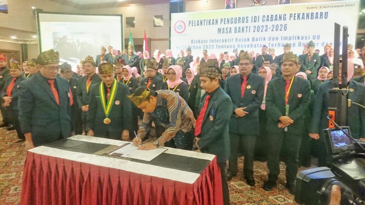 Pj Walikota Pekabaru Muflihun melantik Ketua dan Pengurus IDI Cabang Pekanbaru, Sabtu, 2 September 2023 di Hotel Pangeran