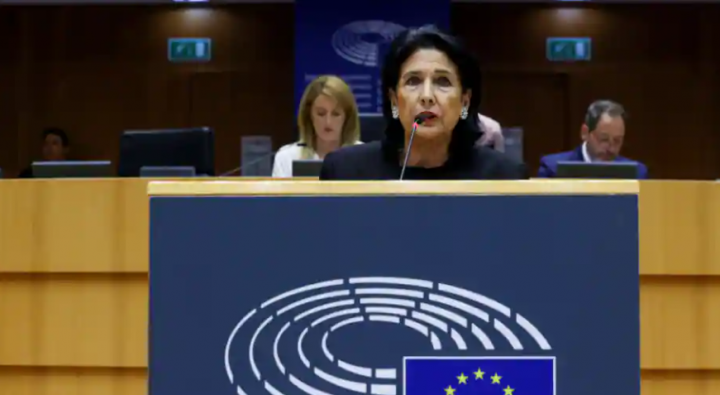 Presiden Georgia Salome Zourabichvili berbicara selama sesi pleno di parlemen Uni Eropa di Brussels, Belgia /Reuters