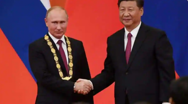 Presiden Tiongkok Xi Jinping menganugerahi mitranya dari Rusia Vladimir Putin Medali Persahabatan Republik Rakyat Tiongkok yang pertama di Aula Besar Rakyat di Beijing, ibu kota Tiongkok, 8 Juni 2018 /Reuters