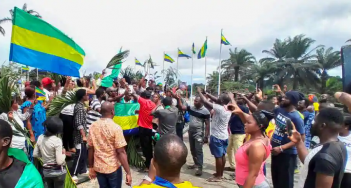 Orang-orang merayakan untuk mendukung para putschists di jalan Libreville, Gabon pada 30 Agustus 2023 /Reuters