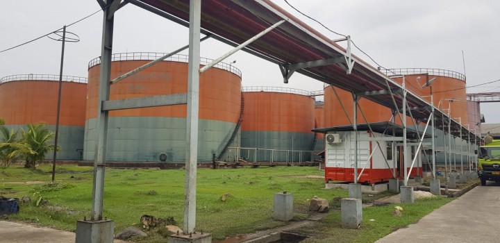 Sejumlah tangki penyimpanan crude palm oil (CPO) PT Perkebunan Nusantara V yang berada di areal pelabuhan Dumai sebelum dikirim ke pelanggan. PTPN V berhasil menjadi anak perusahaan dengan tingkat kepuasan pelanggan tertinggi se-Holding Perkebunan Nusantara III (Persero)