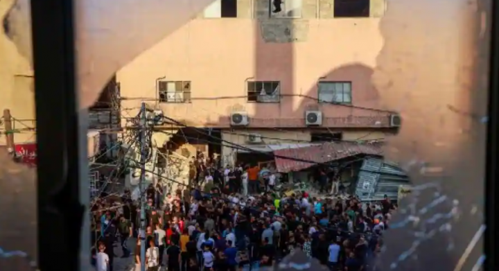 Warga berkumpul di dekat bangunan yang rusak di kamp pengungsi Nur Shams di kota Tulkarm, Tepi Barat yang diduduki utara pada 5 September 2023, sehari setelah serangan menewaskan seorang pria bersenjata Jihad Islam /AFP