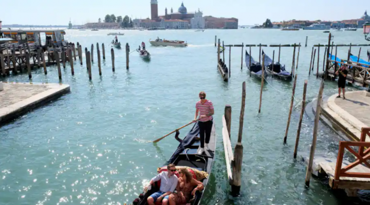 Turis sedang berwisata di Venesia /Reuters