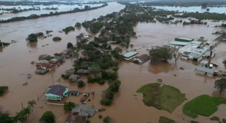 Pemandangan udara menunjukkan kerusakan dan banjir setelah topan menghantam kota-kota selatan, di Venancio Aires, Brasil /Reuters