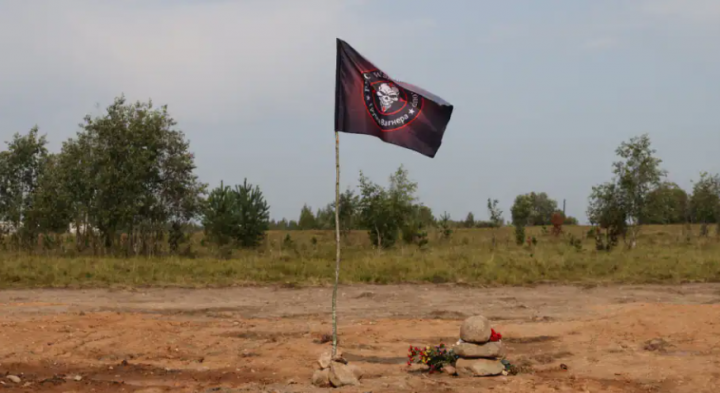 Bendera kelompok tentara bayaran swasta Wagner di lokasi kecelakaan pesawat /Reuters