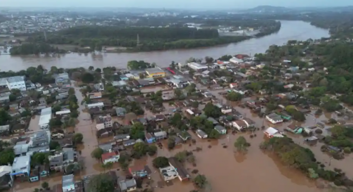 Beberapa video menunjukkan orang-orang di atas rumah mereka, memohon bantuan ketika sungai meluap dan jalan lebar berubah menjadi aliran yang bergerak cepat /Reuters