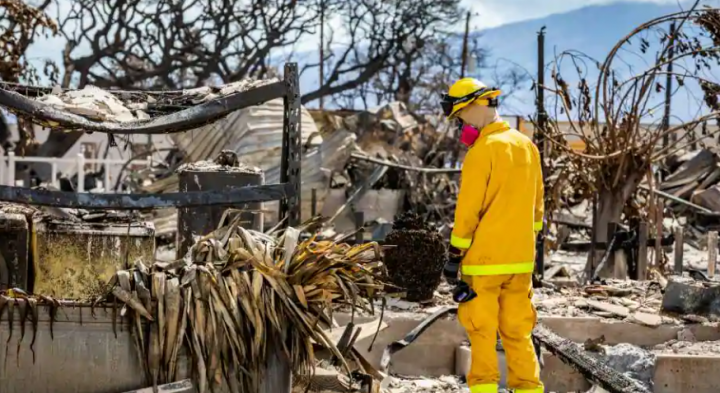 Dalam foto dari 15 Agustus 2023 ini, anggota pencarian, penyelamatan, dan pemulihan Combined Joint Task Force 50 (CJTF-50) melakukan operasi pencarian di daerah-daerah yang rusak akibat kebakaran hutan Maui di Lahaina /Reuters