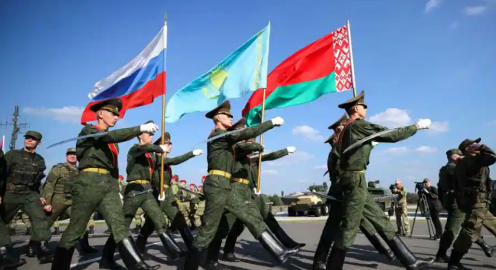 Anggota layanan berbaris selama upacara pembukaan latihan militer Zapad-2021 yang dipentaskan oleh angkatan bersenjata Rusia dan Belarus di tempat pelatihan Obuz-Lesnovsky di Wilayah Brest, Belarus 9 September 2021 /Reuters
