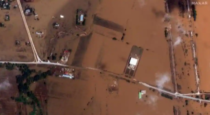 Gambar satelit handout yang diambil dan dirilis oleh Maxar Technologies pada 9 September 2023 ini menunjukkan gambaran umum kota Palamas di Yunani yang banjir. Petugas pemadam kebakaran yang didukung oleh tentara menyelamatkan ratusan orang Sabtu di desa-desa di Yunani tengah yang diblokir oleh banj