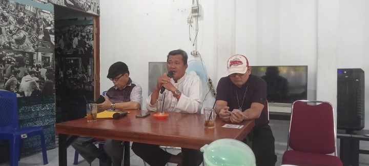 Ketua FKUB Riau Abdurrahman Qoharuddin didampingi sekretarisnya Rasyidi Hamzah dan ketua panitia Rakor Pnt, Frans PF Sirait jumpa pers terkait rakor FKUB Riau regional Sumatera di salah satu kafe di Pekanbaru 