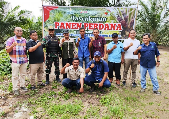 Para petani mitra PTPN V yang tergabung dalam Koperasi Produsen Tani Makmur Tapung Kampar berfoto bersama manajemen PTPN V yang diwakili Manajer Plasma KKPA Muhammad Rudi usai melaksanakan panen perdana, awal pekan ini. Tani Makmur Tapung merupakan satu dari sekian kelompok petani mitra PTPN V yang