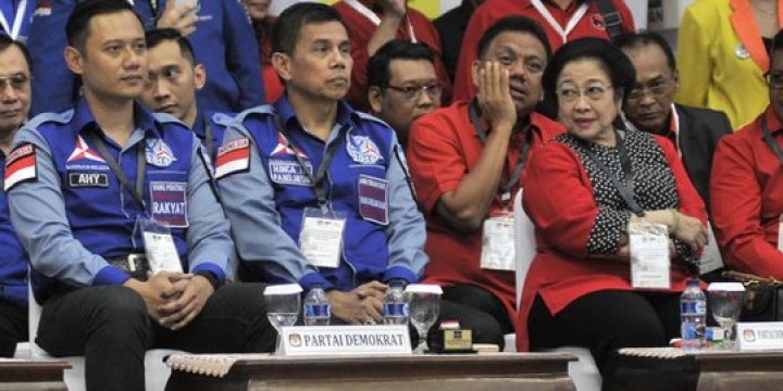 Ketum Demokrat Agus Harimurti Yudhoyono (AHY) dan politisi PDIP Megawati Soekarnoputri. Sumber: merdeka.com