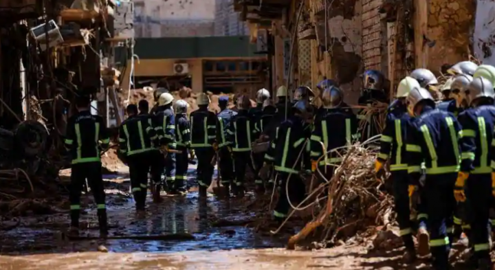 Anggota tim penyelamat dari tentara Mesir memeriksa daerah yang rusak di Derna, Libya, setelah badai kuat dan hujan lebat, 13 September 2023 /Reuters