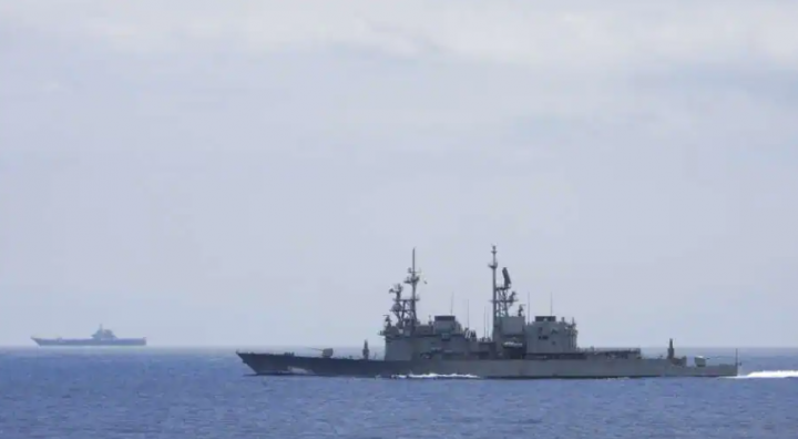 Foto selebaran tak bertanggal yang dirilis oleh Kementerian Pertahanan Taiwan pada 13 September 2023 ini menunjukkan kapal induk Tiongkok Shandong (kiri) sedang dipantau oleh kapal perang kelas Keelung Taiwan di laut /AFP