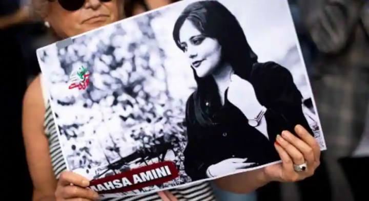 Kematian Mahsa Amini memicu protes nasional selama berbulan-bulan terhadap pemerintah di bawah slogan 'Wanita, Kehidupan, Kebebasan.' Foto dari 29 Oktober 2022 ini menunjukkan rapat umum untuk mendukung para demonstran di Iran, di Place de la Republique di Paris /AFP