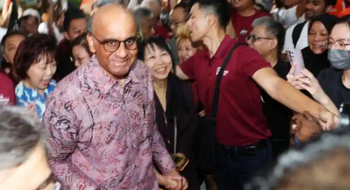 Presiden Singapura Tharman Shanmugaratnam saat ia tiba bersama istrinya Jane Ittogi untuk bertemu para pendukung selama pemilihan presiden di Singapura 1 September 2023 /Reuters