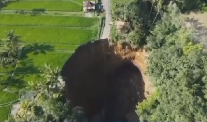 Beredar Video Jalan di Bali Amblas Sedalam 70 Meter di Banjar Cebok yang Menghubungkan 4 Desa Alami Kerusakan Parah. (Tangkapan Layar TikTok/@gemabali)