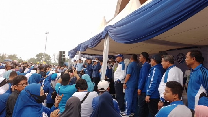 Ribuan kader dan masyarakat antusias ikuti senam sehat PAN Riau di stadion utama Riau yang dihadiri ketua umum DPP PAN Zulkifli Hasan 