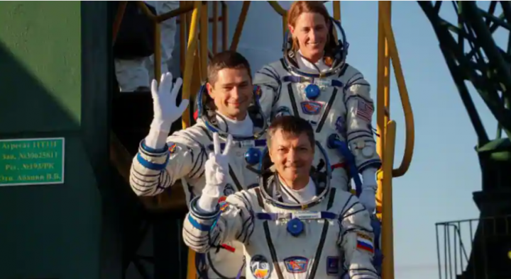 Kosmonot Roscosmos Oleg Kononenko, Nikolai Chub dan astronot NASA Loral O'Hara menaiki pesawat ruang angkasa Soyuz MS-24 di kosmodrom Baikonur, Kazakhstan, 15 September 2023 /Reuters