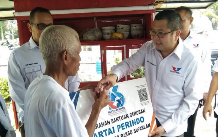 Ketum Perindo Hary Tanoesoedibjo Bagikan Gerobak ke Pedagang Kecil di Pekanbaru