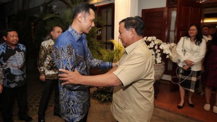 Ketum Demokrat Agus Harimurti Yudhoyono (AHY) dan Ketum Gerindra Prabowo Subianto. Sumber: CNN Indonesia