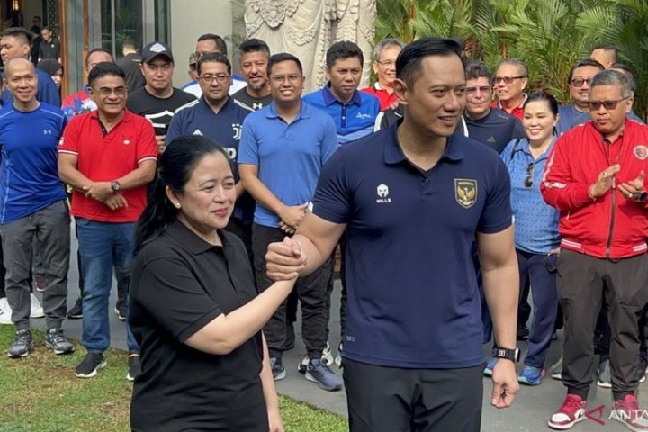 Ketua DPP PDI Perjuangan Puan Maharani dan Ketum Demokrat Agus Harimurti Yudhoyono (AHY). Sumber: merdeka.com