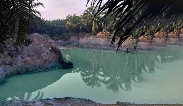 _Caption: Water reservoir atau embung di kawasan perkebunan PTPN V. Keberadaan embung menjadi salah satu program PTPN V untuk menjamin ketersediaan air sebagai bentuk antisipasi musim kering. Perusahaan berkomitmen untuk terus mewujudkan perkebunan berkelanjutan terutama dalam melanjutkan 27 tahun z