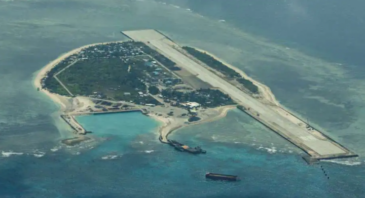 Pemandangan udara menunjukkan Pulau Thitu yang diduduki Filipina, yang secara lokal dikenal sebagai Pag-asa, di Kepulauan Spratly yang diperebutkan, Laut Cina Selatan, 9 Maret 2023 /Reuters