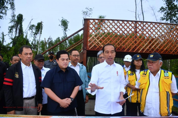 Jokowi Sambangi Proyek Mega IKN Bersama Dengan Erick Thohir Hari Ini. (Dok. Sekretariat Kabinet)