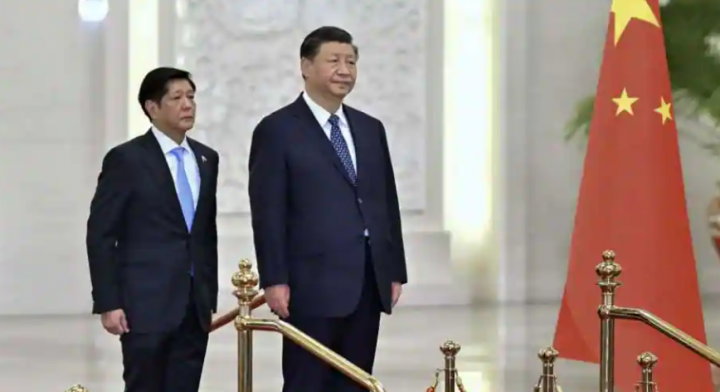 Pemimpin Filipina Marcos Jr (kiri) bersama Xi Jinping dari China (Kanan) /Reuters