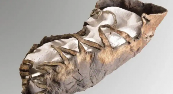 Sepatu anak berusia 2.000 tahun /Twitter