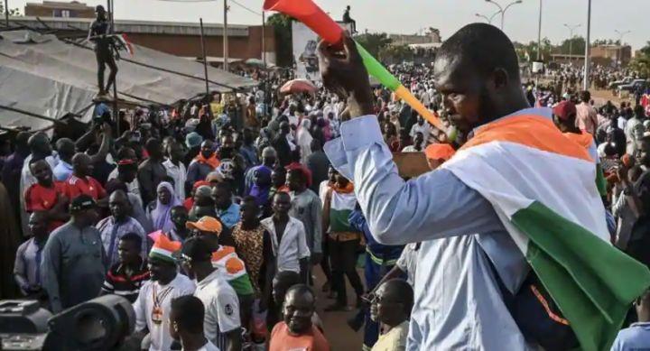 Seorang pria meledakkan 'vuvuzela' ketika para pendukung Dewan Nasional Perlindungan Tanah Air Niger (CNSP) berkumpul saat mereka memprotes pangkalan udara Niger dan Prancis untuk menuntut keberangkatan tentara Prancis dari Niger, di Niamey pada 16 September 2023 /AFP